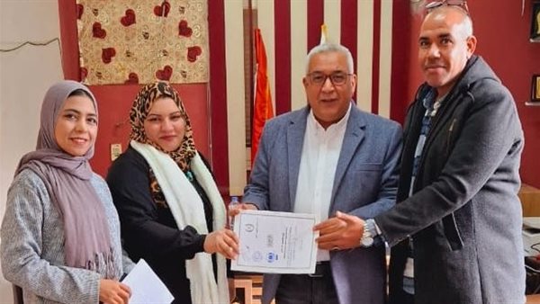 وكيل تضامن الأقصر يسلم عقد تأسيس الجمعية التعاونية الانتاجية لتفصيل الملابس وإعادة تدوير الأقمشة