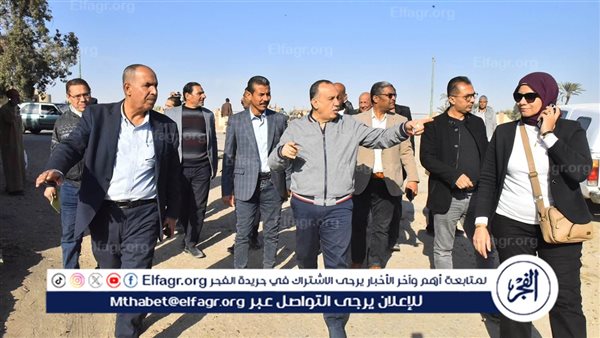 سيرا على الاقدام  محافظ أسيوط يتفقد شوارع قرية بني عديات ويوجه بتطوير مدخل القرية