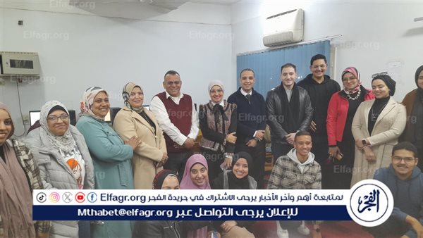 عميد تربية نوعية أسيوط توزع حلوى وأقلام على الطلاب داخل المدرجات