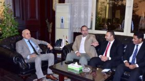 محافظ الأقصر يبحث مع مساعد وزير الصحة للمشروعات القومية خطط دعم القطاع الطبي بالمحافظة