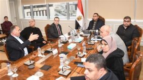 وزير الإسكان يستعرض المخطط الاستراتيجي لمدينة السويس الجديدة