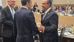 وزير الخارجية ينقل تحيات  السيسي  إلى الرئيس الفرنسي.. ويؤكد على حق الفلسطينيين بالبقاء على أرضهم