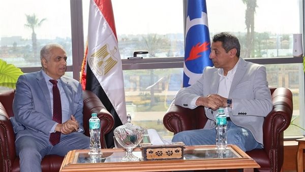 لبحث إعادة تشغيل مكتب التصديقات..محافظ السويس يستقبل نائب مساعد وزير الخارجية