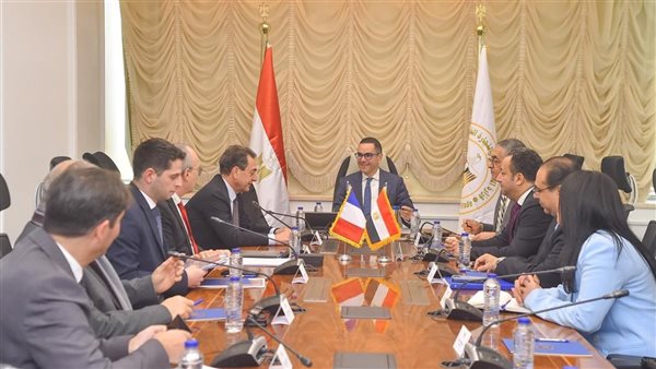 وزير الاستثمار والتجارة الخارجية يبحث مع سفير فرنسا بالقاهرة ومسؤولي شركة إيرباص هليكوبتر إنشاء منظومة طيران متكاملة في مصر