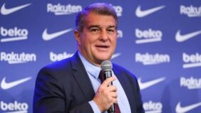 رئيس برشلونة ينعي طبيب الفريق الأول