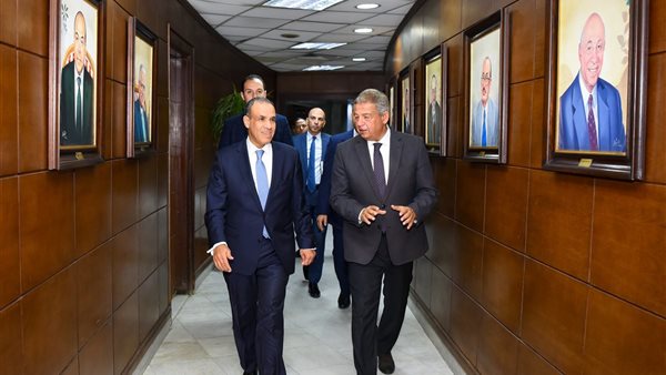 وزير الخارجية والهجرة يلتقي رئيس المجلس الأعلى للإعلام ورئيس الهيئة الوطنية للإعلام