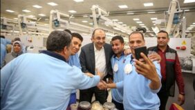 وزير قطاع الأعمال يتفقد مصانع شركة مصر للغزل والنسيج بالمحلة الكبرى ويشارك العاملين الإفطار الرمضاني