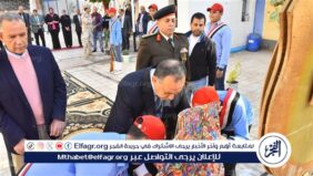 محافظ أسيوط يضع إكليل الزهور على النصب التذكاري بمدرسة ناصر الثانوية بحى شرق بمناسبة يوم الشهيد