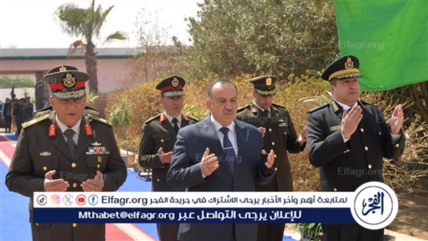 محافظ أسيوط يشارك في وضع إكليل من الزهور على النصب التذكاري للشهداء