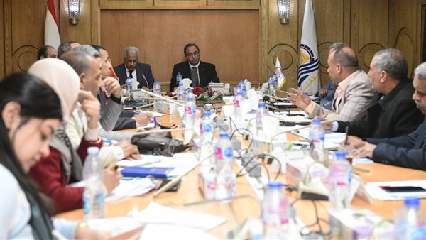 سكرتير عام قنا يترأس اجتماع لجنة اختيار الأم المثالية علي مستوى التنمية المحلية
