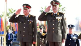 الرئيس السيسي ينيب وزير الدفاع لوضع إكليل الزهور على النصب التذكاري في يوم الشهيد