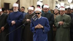بصوت ندي خاشع.. طالب أزهري كفيف  يؤم المصلين بالقراءات في صلاة التراويح بالجامع الأزهر