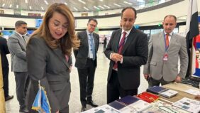 غادة والي تشيد بتجربة مصر في مكافحة الإدمان خلال تفقدها معرضًا في فيينا